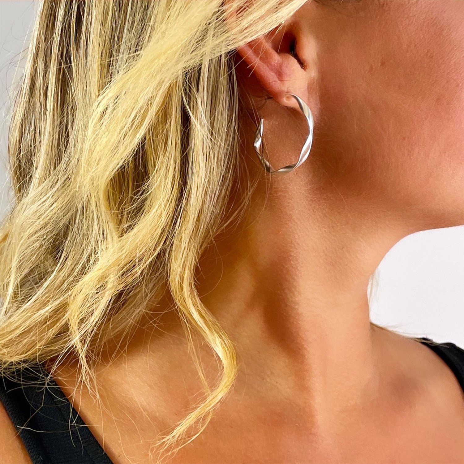 Petra 35mm Twist Hoop Earrings, Matte Silver - Zahra Jewelry